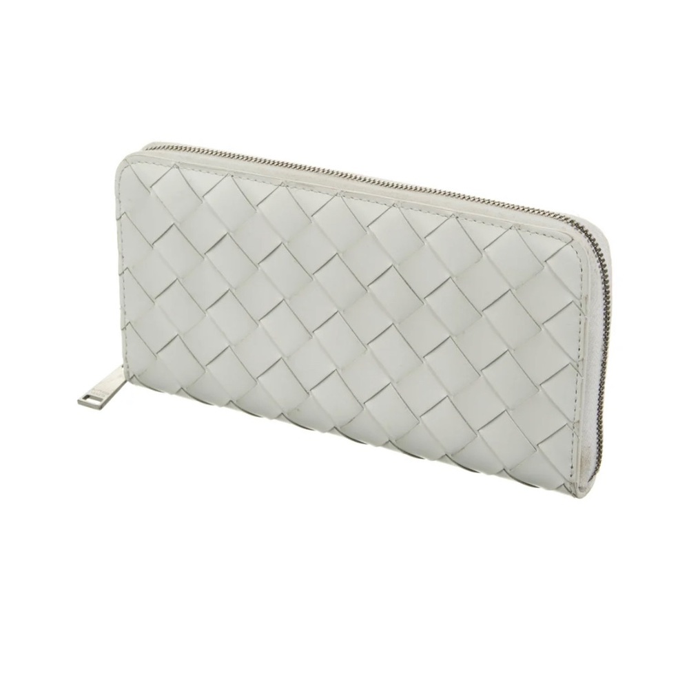 Bottega Veneta classic white wallet! 😍